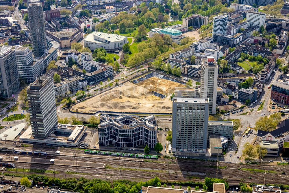 Luftaufnahme Essen - Abriß- Baustelle zum Rückbau des Hochhaus- Gebäude der ehemaligen RWE Zentrale in Essen im Bundesland Nordrhein-Westfalen, Deutschland