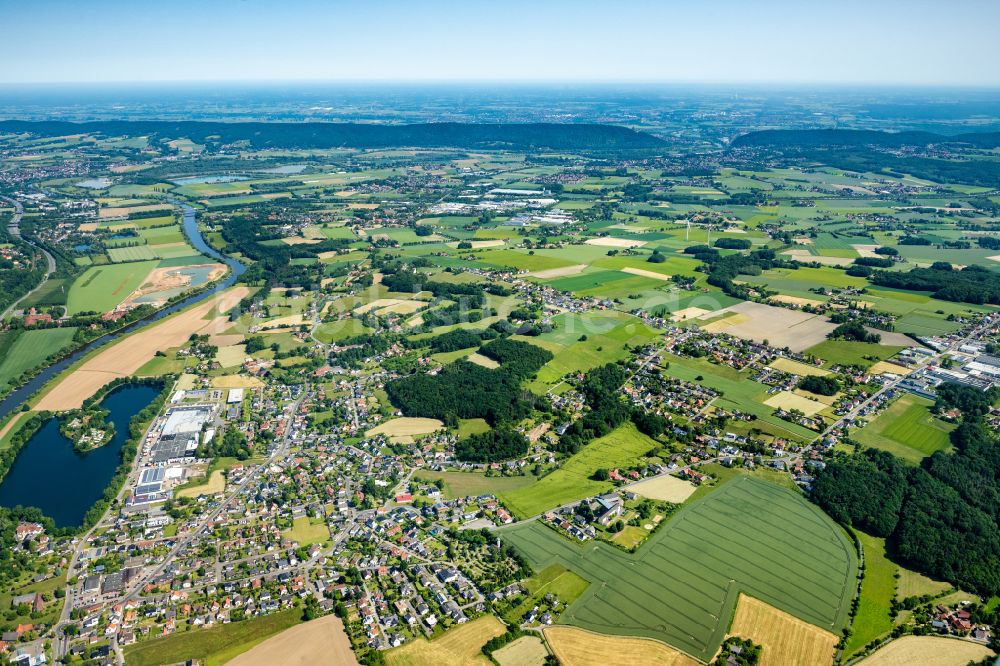 Luftaufnahme Uffeln - Ortskern von Uffeln am Uferbereich der Weser bei Vlotho- im Bundesland Nordrhein-Westfalen, Deutschland
