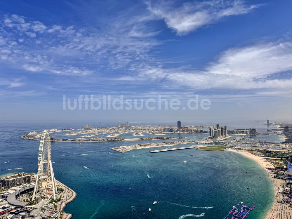 Dubai von oben - Sandstrand- Landschaft am Persischen Golf in Dubai in Vereinigte Arabische Emirate