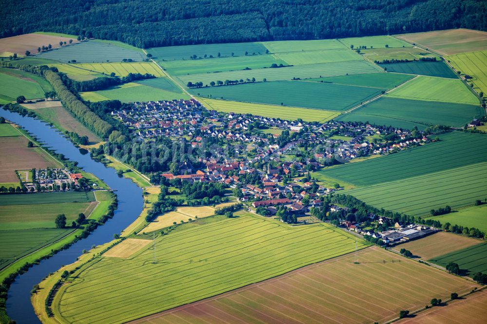 Grohnde von oben - Stadtansicht am Ufer des Flußverlaufes der Weser in Grohnde im Bundesland Niedersachsen, Deutschland