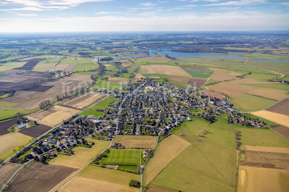 Ginderich aus der Vogelperspektive: Stadtgebiet inmitten der Landwirtschaft in Ginderich im Bundesland Nordrhein-Westfalen, Deutschland